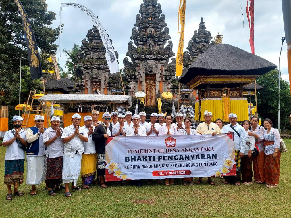PEMERINTAH DESA ANGANTAKA LAKSANAKAN BHAKTI PENGANYARAN DI PURA MANDARA GIRI SEMERU AGUNG LUMAJANG